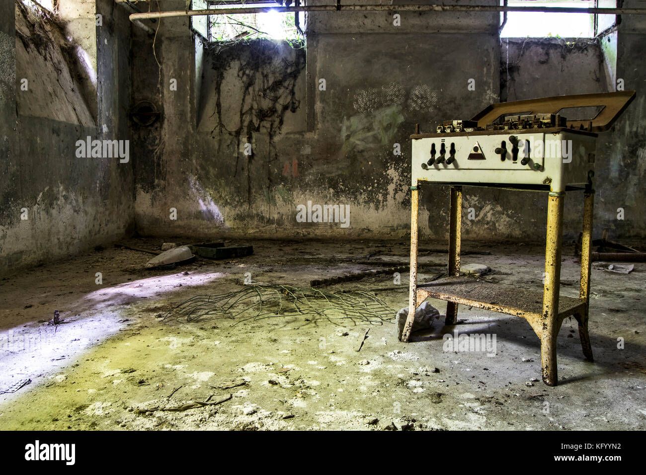 Una vista su un vecchio elettro dispositivo antiurto, all interno di un abbandonato ospedale psichiatrico Foto Stock
