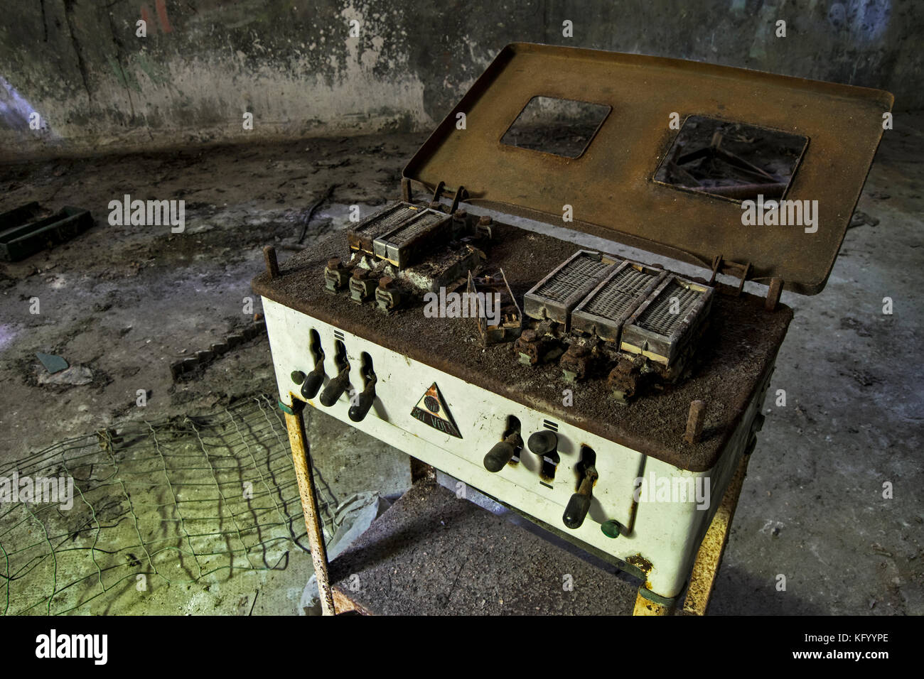 Una vista su un vecchio elettro dispositivo antiurto, all interno di un abbandonato ospedale psichiatrico Foto Stock