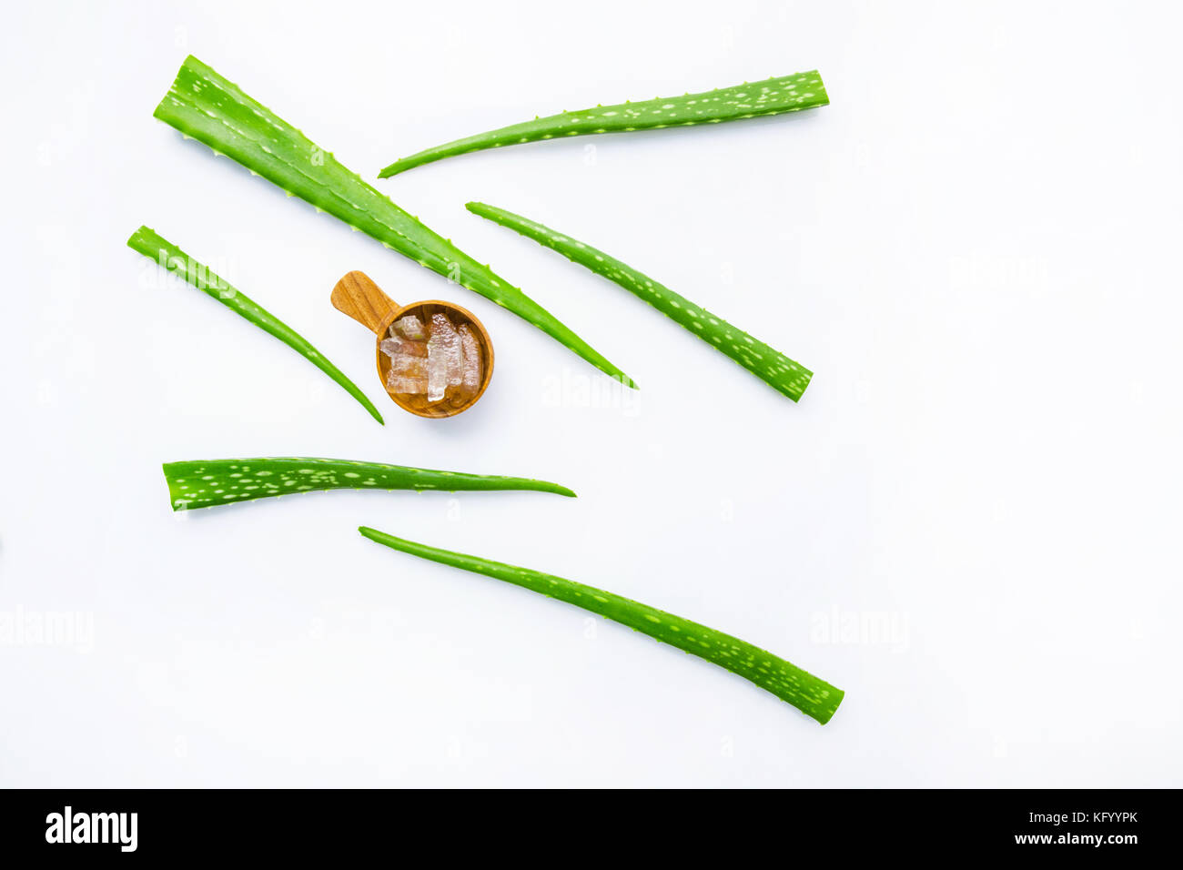 Aloe foglie fresche con aloe vera gel su misura in legno cucchiaio. isolato su bianco Foto Stock