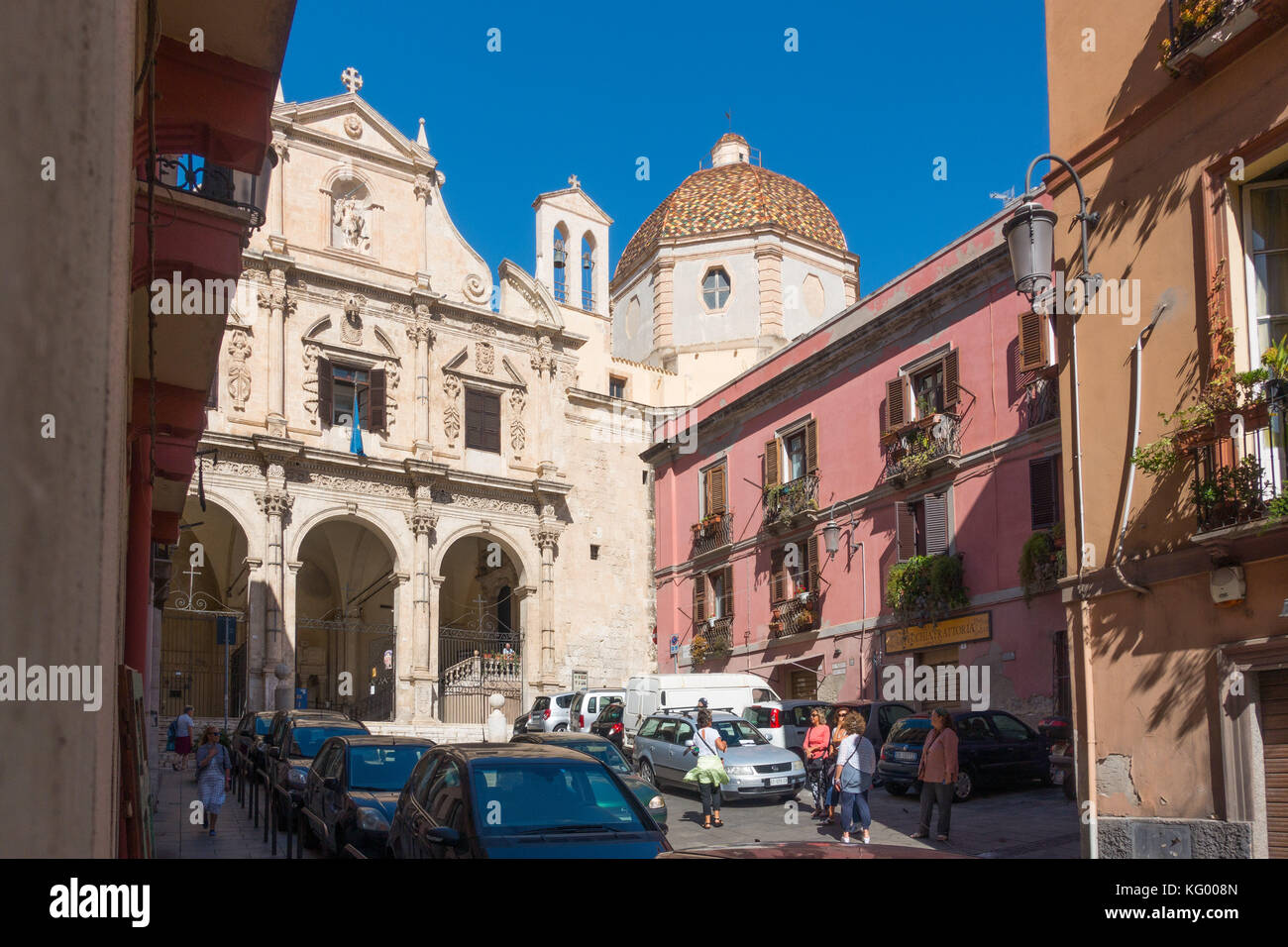 La chiesa di San Michele di Cagliari, Sardegna. Il XVIII secolo una chiesa barocca con un triplice facciata ad arco e la cupola rivestita di maioliche Foto Stock