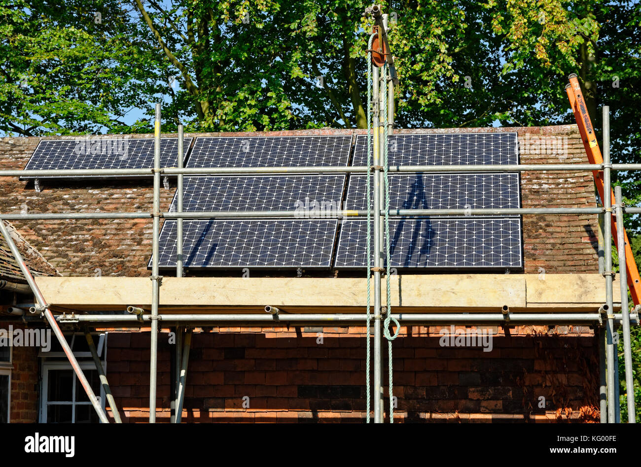 Energia solare Installazione casa unifamiliare England Regno Unito Foto Stock