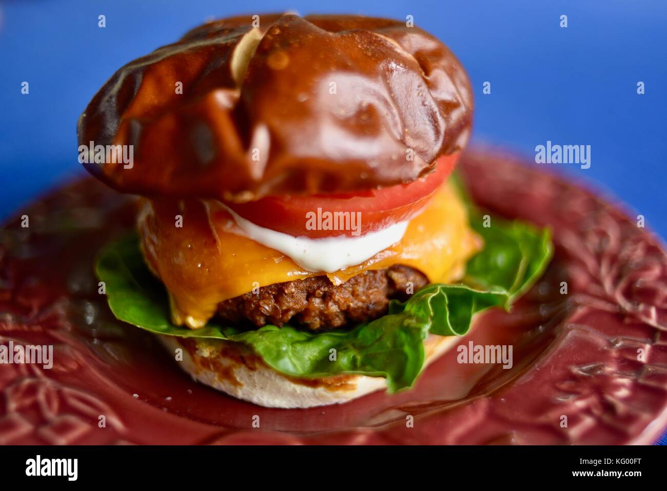 Senza carne carne (gratuito) al di là di burger da al di là di carne. Vegetarian vegan burger realizzato da piselli e altri ingredienti. condimenti pomodoro, spinaci, formaggio. Foto Stock