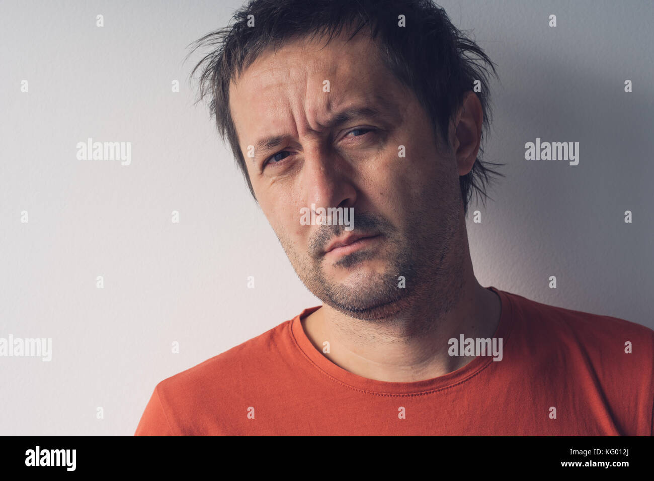 Grave ritratto di adulto uomo caucasico guardando la telecamera, persone vere espressioni del viso Foto Stock