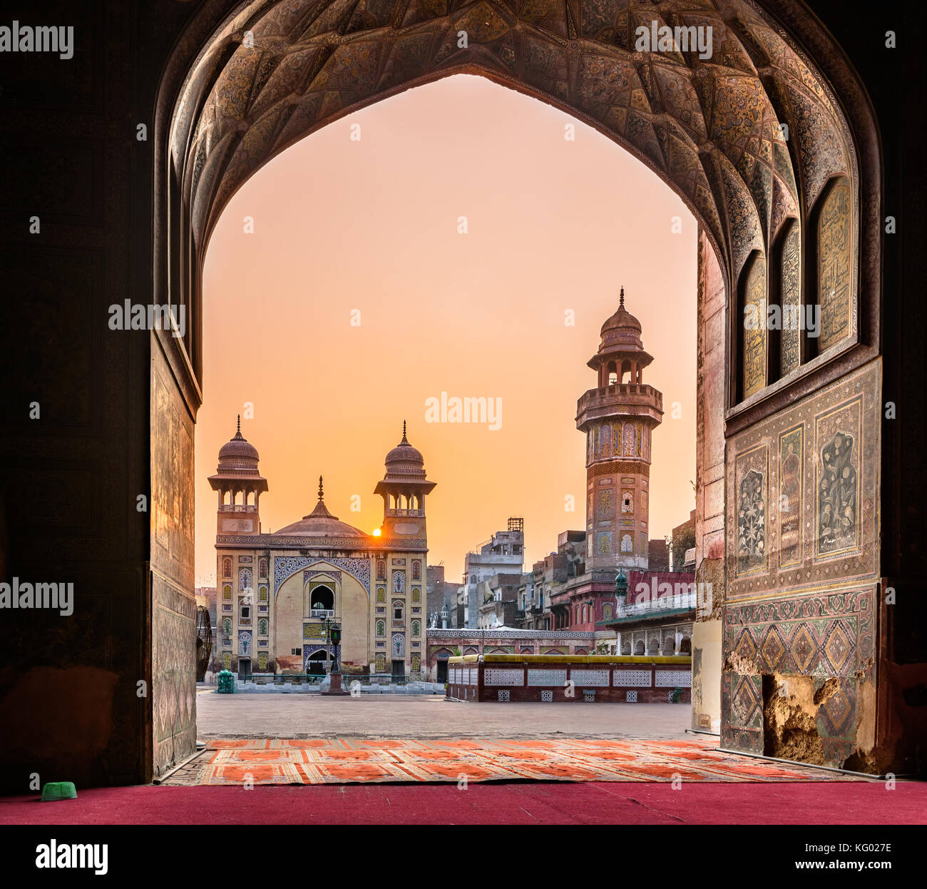 Il wazir khan moschea è considerata la più allestita di mughal-ser moschea di Lahore, Pakistan Foto Stock