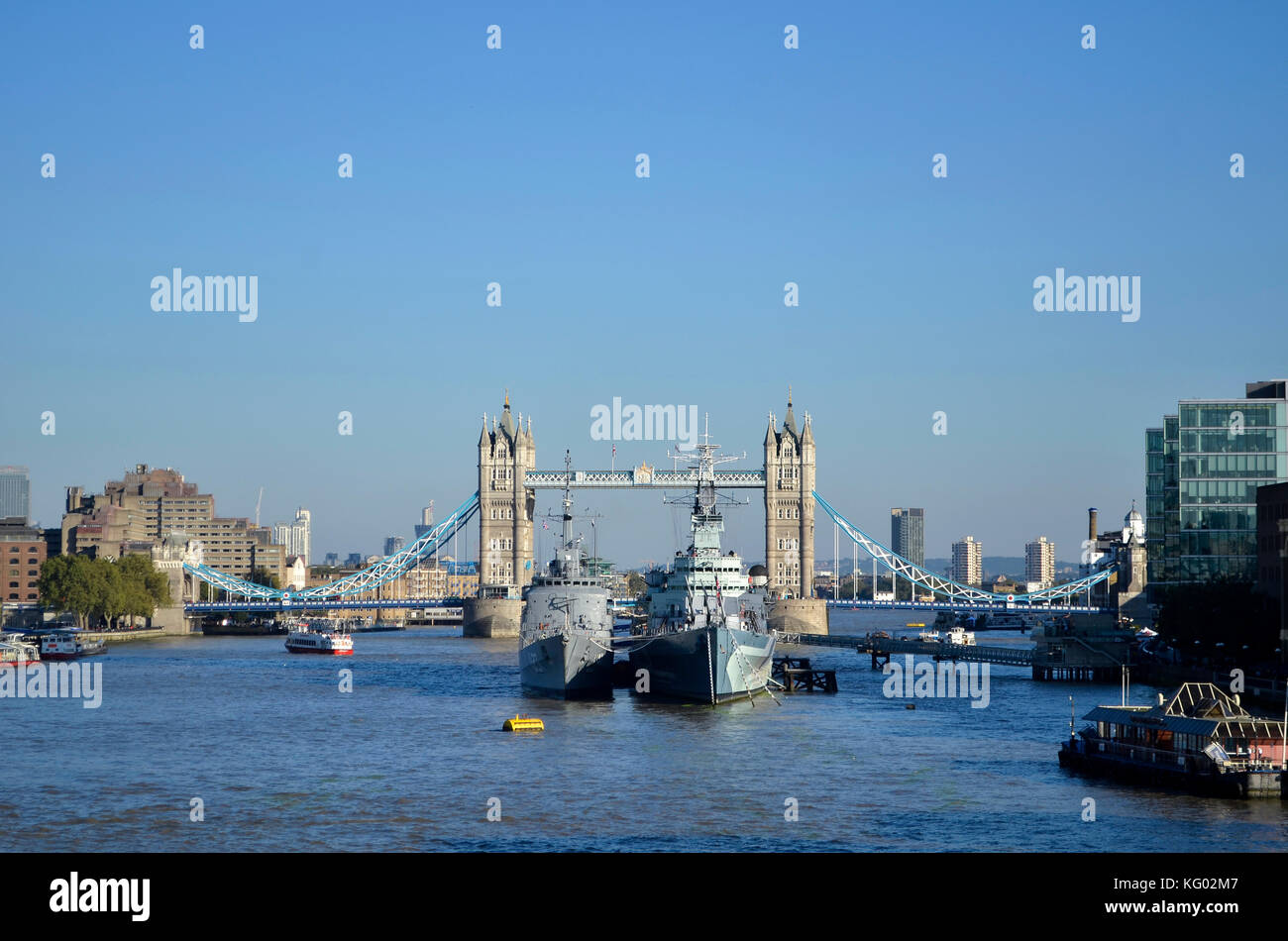 Pool di Londra, il Tamigi, Londra, Regno Unito. HMS Belfast e Marina brasiliana U27 formazione nave presso ormeggi. Il Tower Bridge dietro. Foto Stock