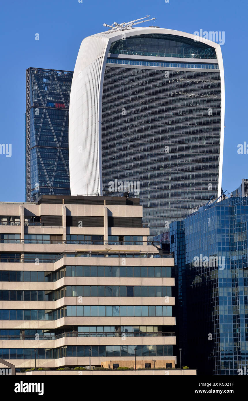 20 Fenchurch Street aka il walkie-talkie, Londra, con l'edificio Leandehall aka la grattugia dietro. Northern & Shell edificio a destra. Foto Stock