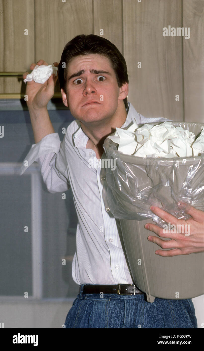 Il giovane Jim Carrey gettando rifiuti in ufficio. Foto Stock