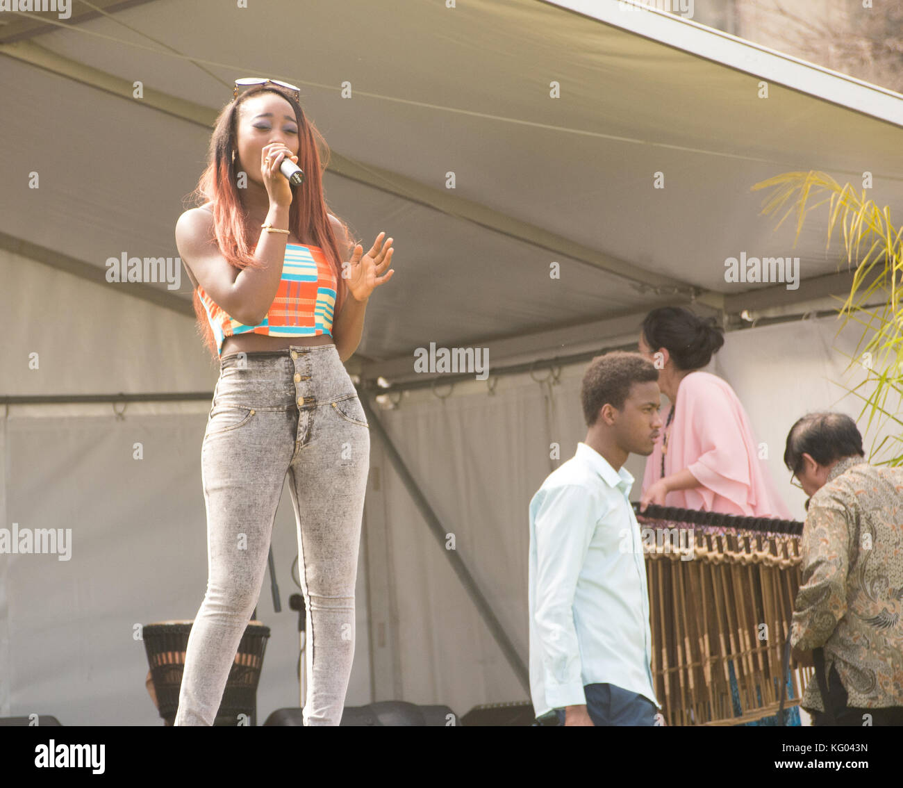 Una cantante femminile esegue al smascherato africa festival in Victoria Square Adelaide, Australia del Sud. Foto Stock