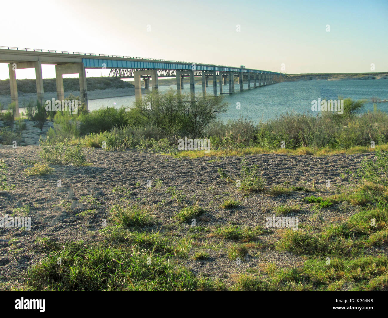 Attraversando il ponte sopra il lago di amistad Foto Stock