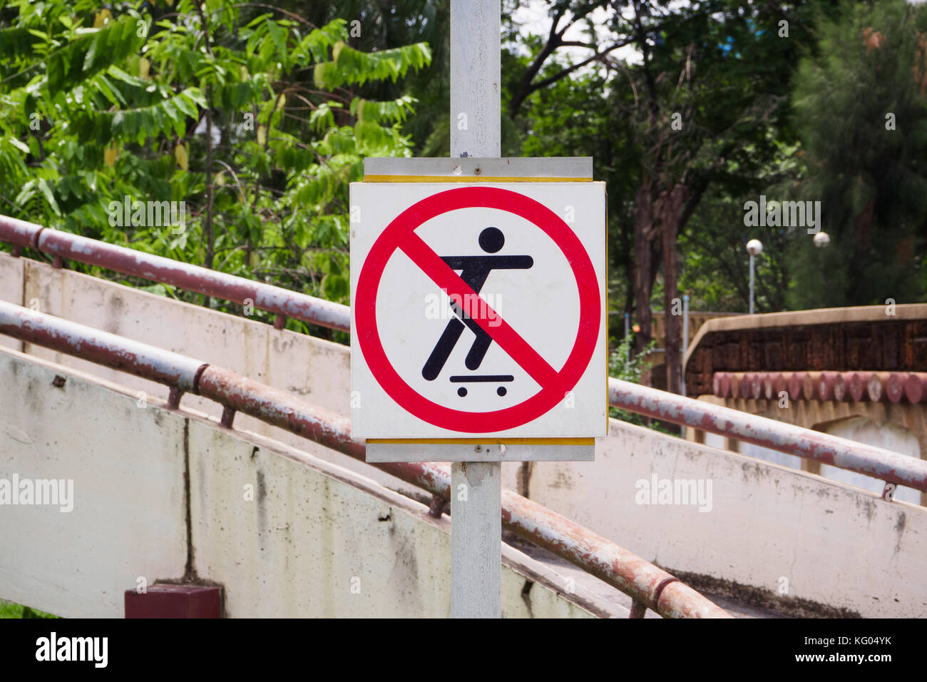 Non giocare skate segno nel parco pubblico Foto Stock