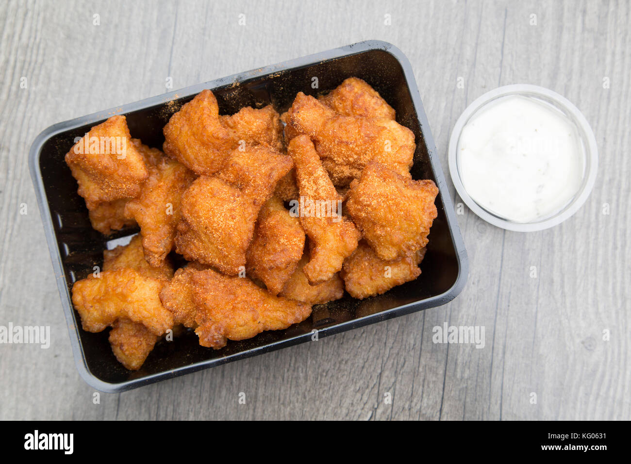 Kibeling, pesce fritto, servito nei Paesi Bassi. Il piatto è un popolare spuntino olandese. Foto Stock