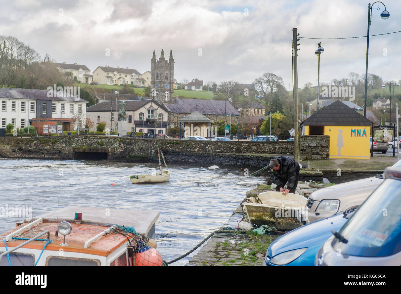 Fisherman tende il suo dinghy in Bantry Harbour, West Cork, Irlanda con copia spazio. Foto Stock