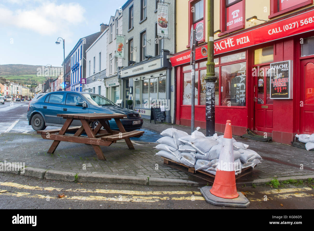 Sacchi di sabbia su un pallet per proprietari di negozi a prendere in preparazione per allagamento previsto in Bantry, West Cork, Irlanda. Foto Stock