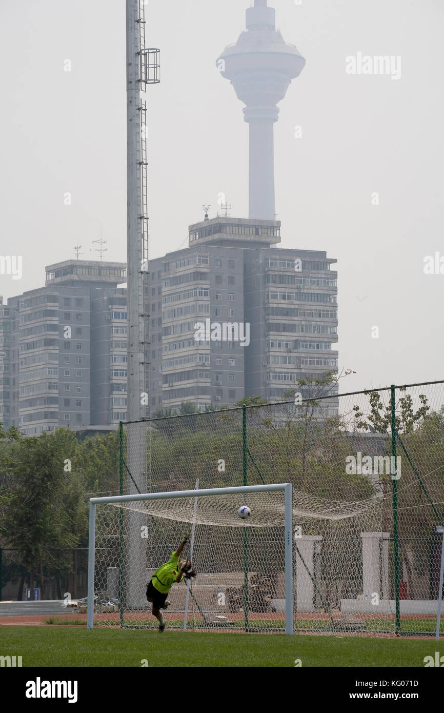 Il portiere della squadra di calcio femminile cinese si allena al centro olimpico di Tianjin. Foto Stock
