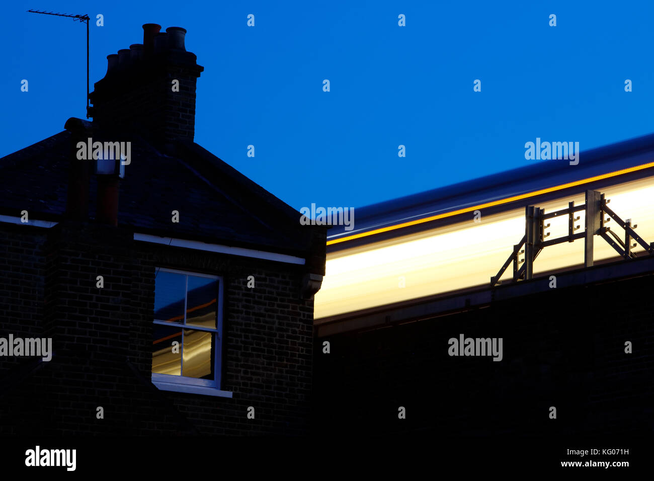 La District Line della metropolitana fino a livello sul tetto, Putney, London, Regno Unito Foto Stock