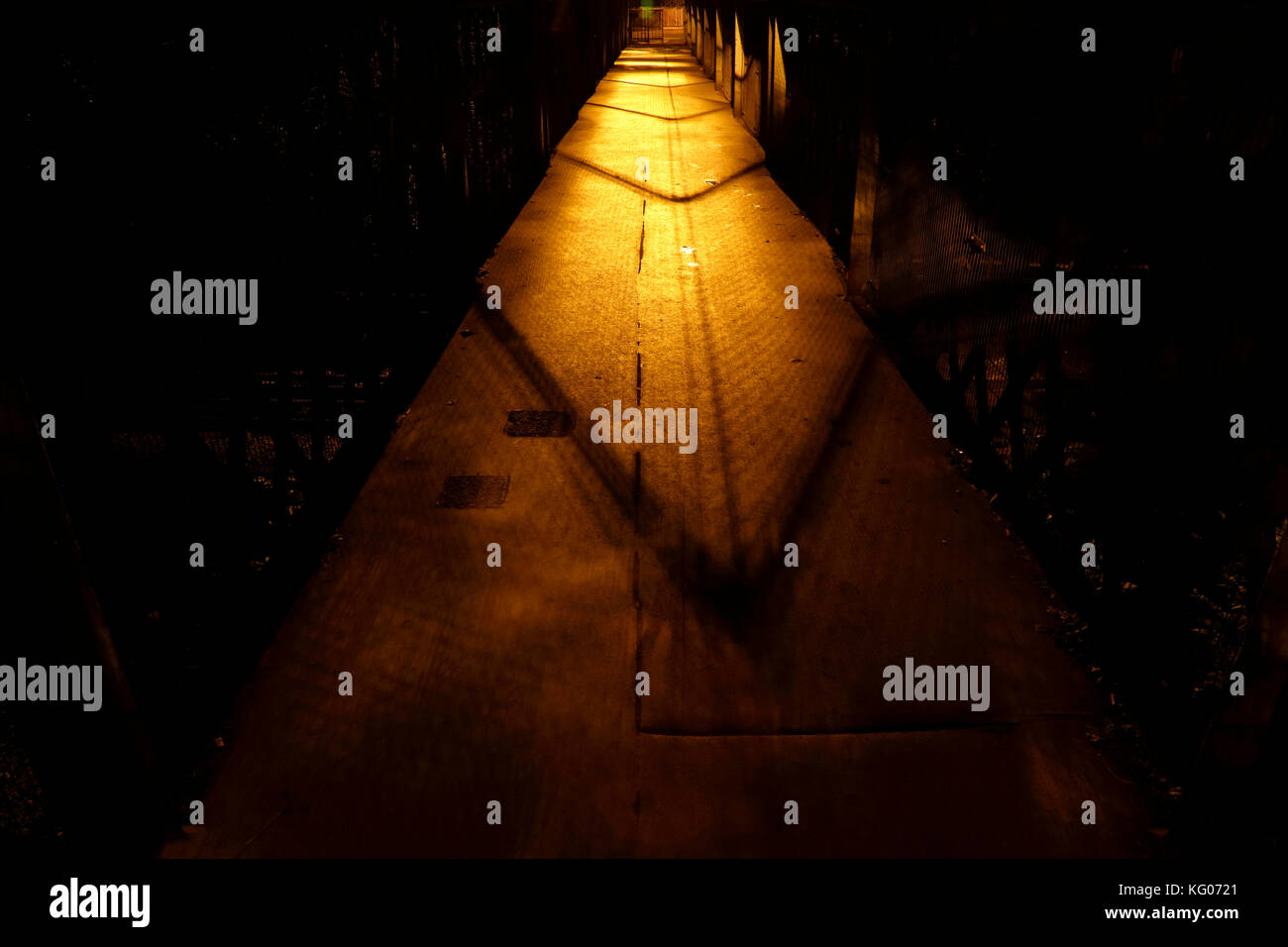 Il Footbridge oltre la linea District fino a Keswick Road, Putney, London, Regno Unito Foto Stock