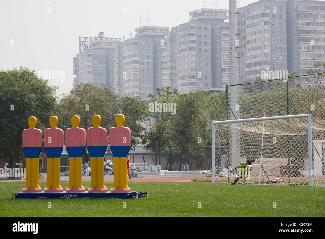 Il portiere della squadra di calcio femminile cinese si allena presso il centro olimpico di Tianjin. Foto Stock