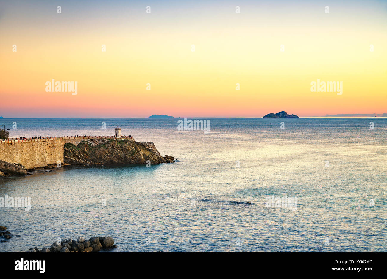 Piombino twilight vista panoramica sulla piazza Bovio, il faro e le rocce. Maremma Toscana Italia Foto Stock