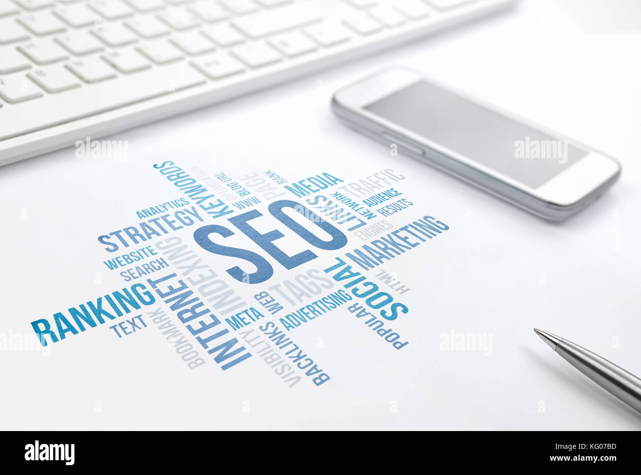 SEO business, ottimizzazione dei motori di ricerca, grafico cloud concettuale. Stampa di documenti, tastiera, penna e smartphone. Colore blu. Foto Stock