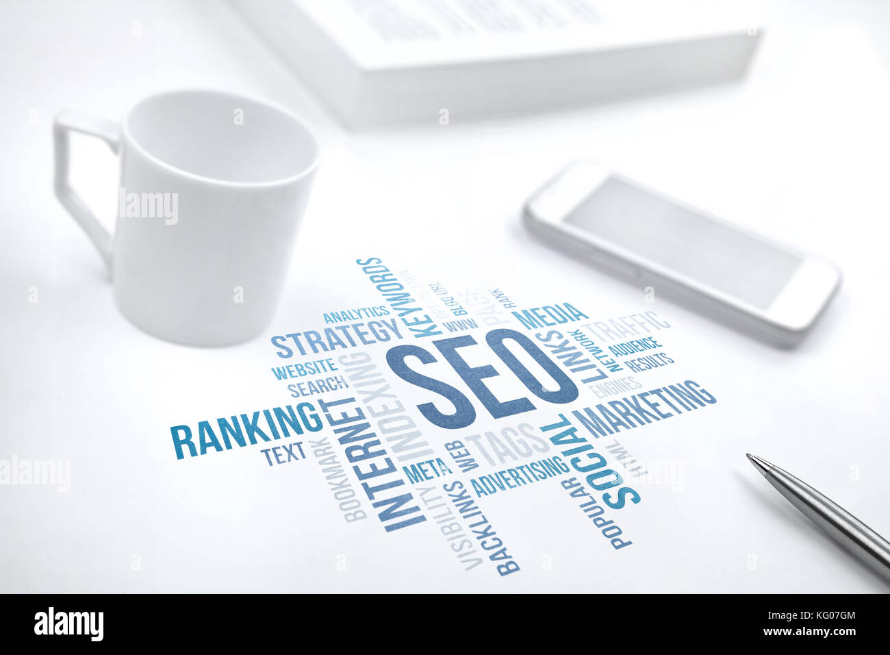 SEO, ottimizzazione dei motori di ricerca, concept aziendale Word cloud. Stampa di documenti, smartphone, libro, penna e tazza da caffè. Colore blu. Foto Stock