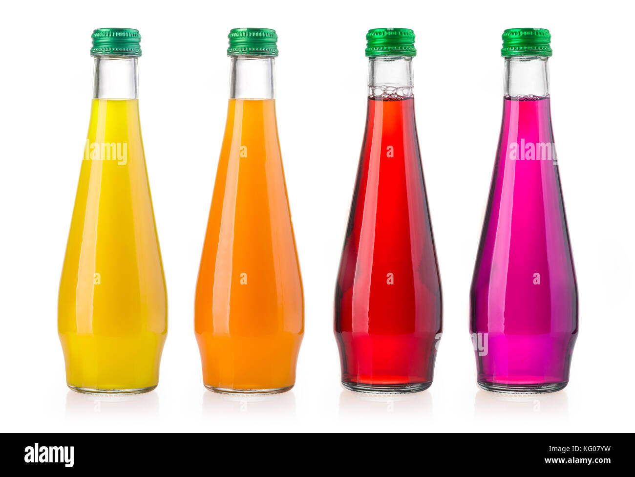 Bottiglia di succhi di frutta o bevande energetiche con sapori diversi su sfondo bianco Foto Stock