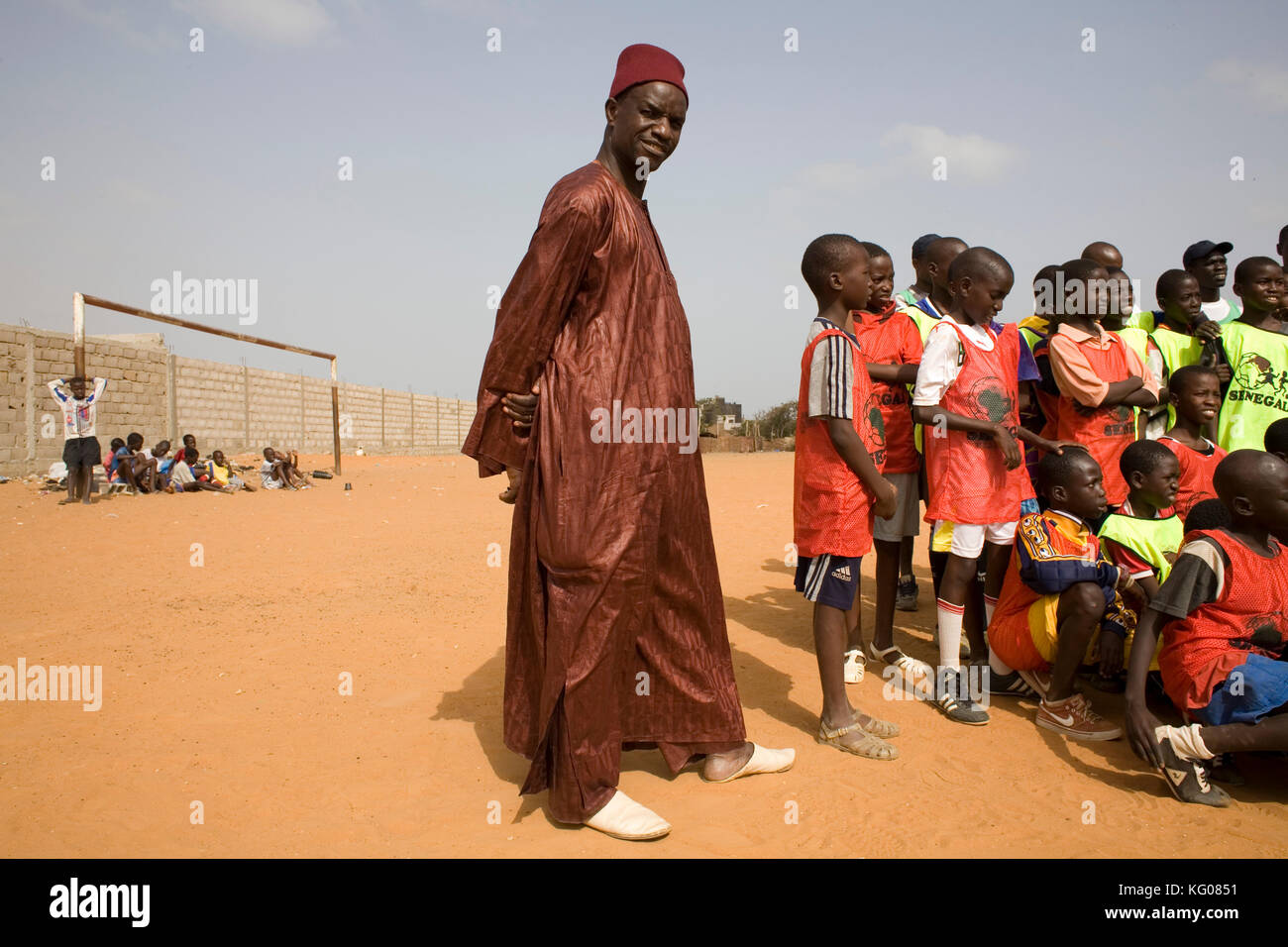 Una sessione di coaching calcistico in corso nella capitale senegalese Dakar. Foto Stock