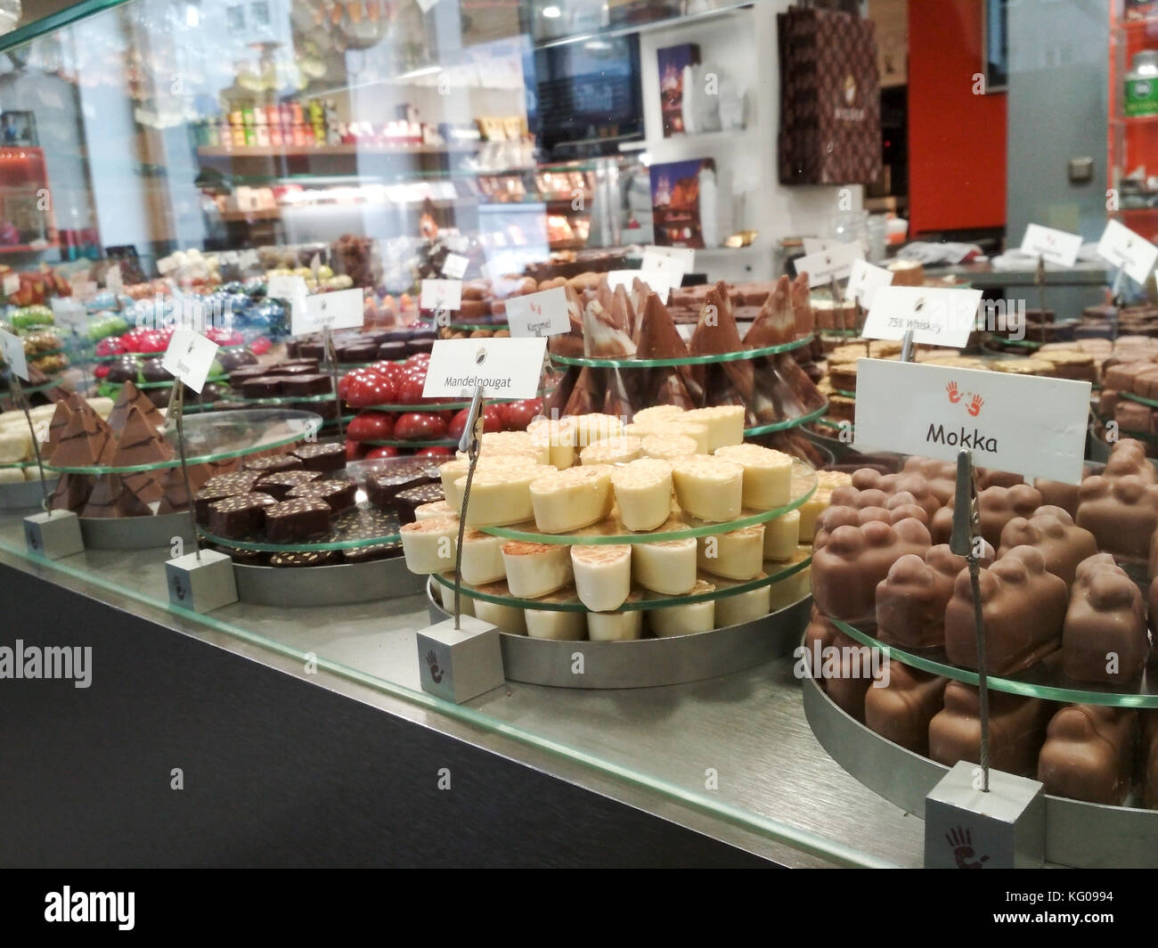 Selezione di cioccolato in una fila, negozio in Belgio. Foto Stock