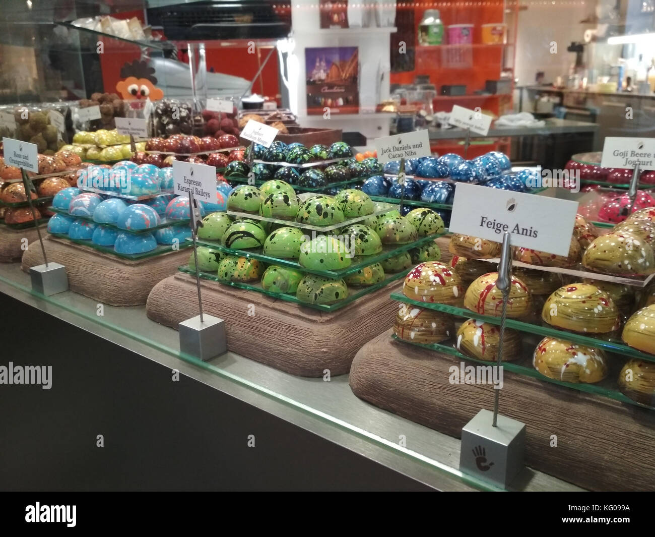 Selezione di cioccolato in una fila, negozio in Belgio. Foto Stock