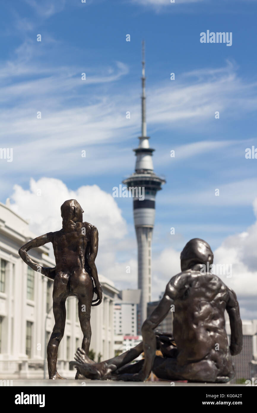 L'installazione "Loafer" di Francis Upritchard sul cavalcavia di Symonds Street, Auckland, Nuova Zelanda Foto Stock