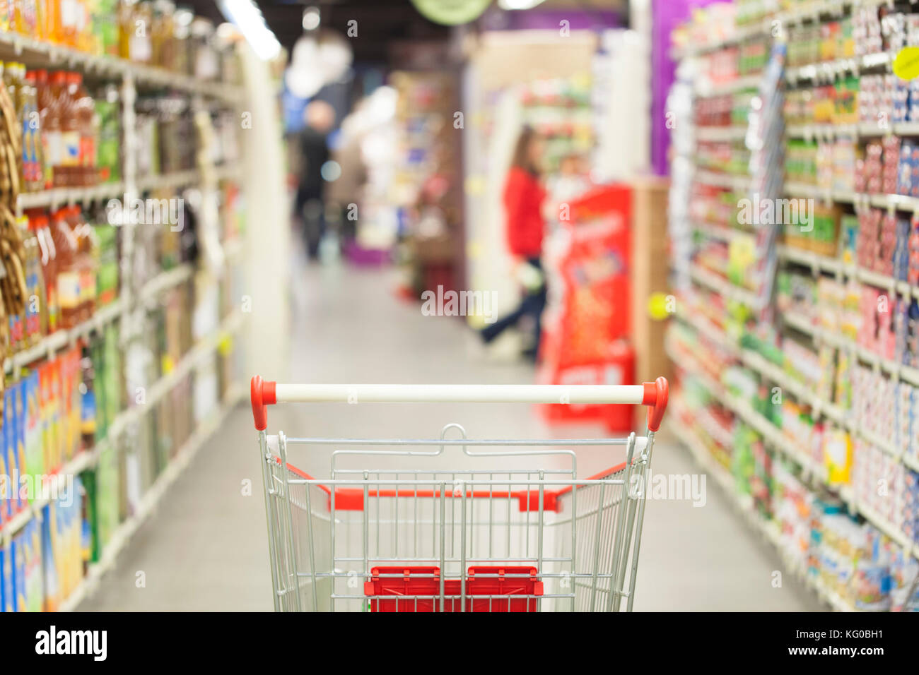 Supermercato interno, rosso vuoto carrello. Foto Stock