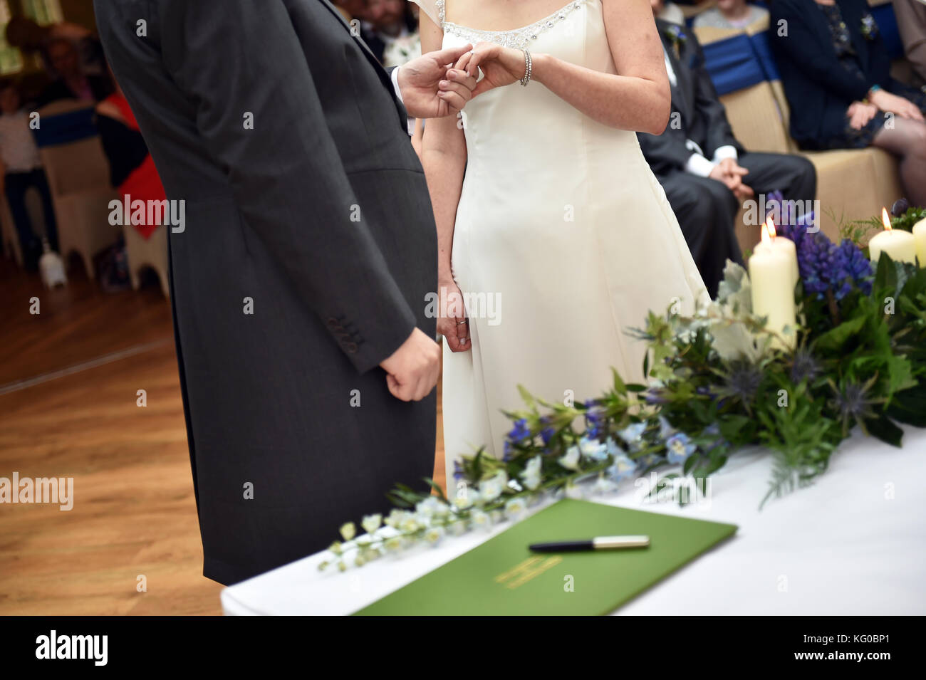 Scambio di coppia anelli di nozze il giorno delle nozze Foto Stock