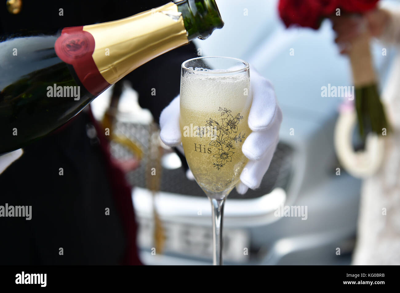 Champagne servito per lo sposo in un suo speciale e i suoi vetri Foto Stock