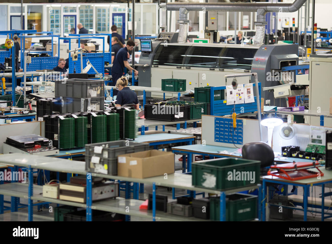 Le schede dei circuiti elettronici fabbricanti, England, Regno Unito Foto Stock