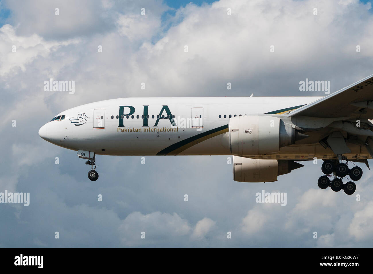 LONDON, Regno Unito - Agosto 3, 2013; un Pakistan International Airlines (PIA) Boeing 777-240(ER) atterra all'aeroporto di Heathrow di Londra Foto Stock