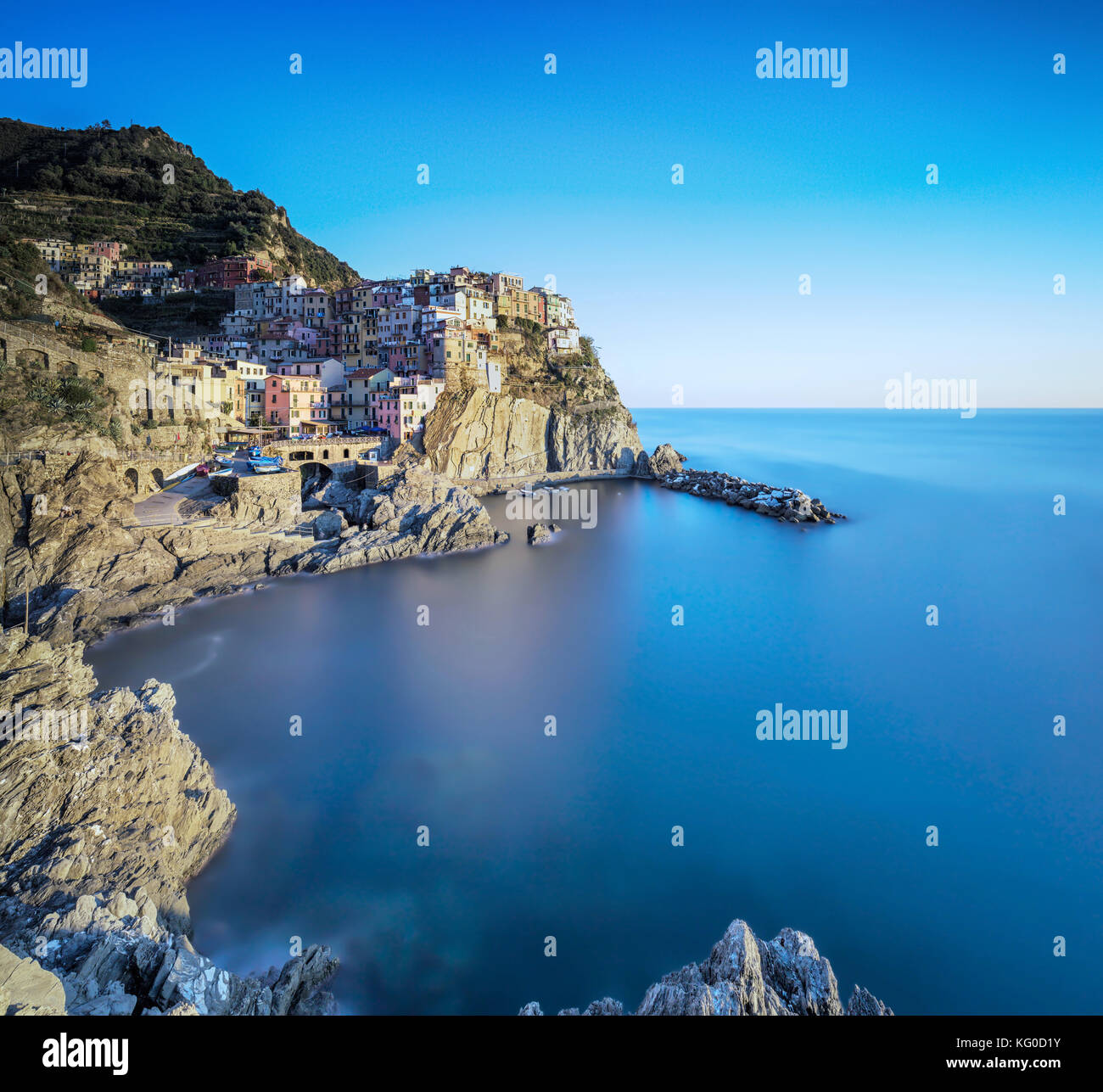 Manarola village sulla scogliera di rocce e mare, seascape in cinque terre, il Parco Nazionale delle Cinque Terre Liguria Italia Europa. Foto Stock
