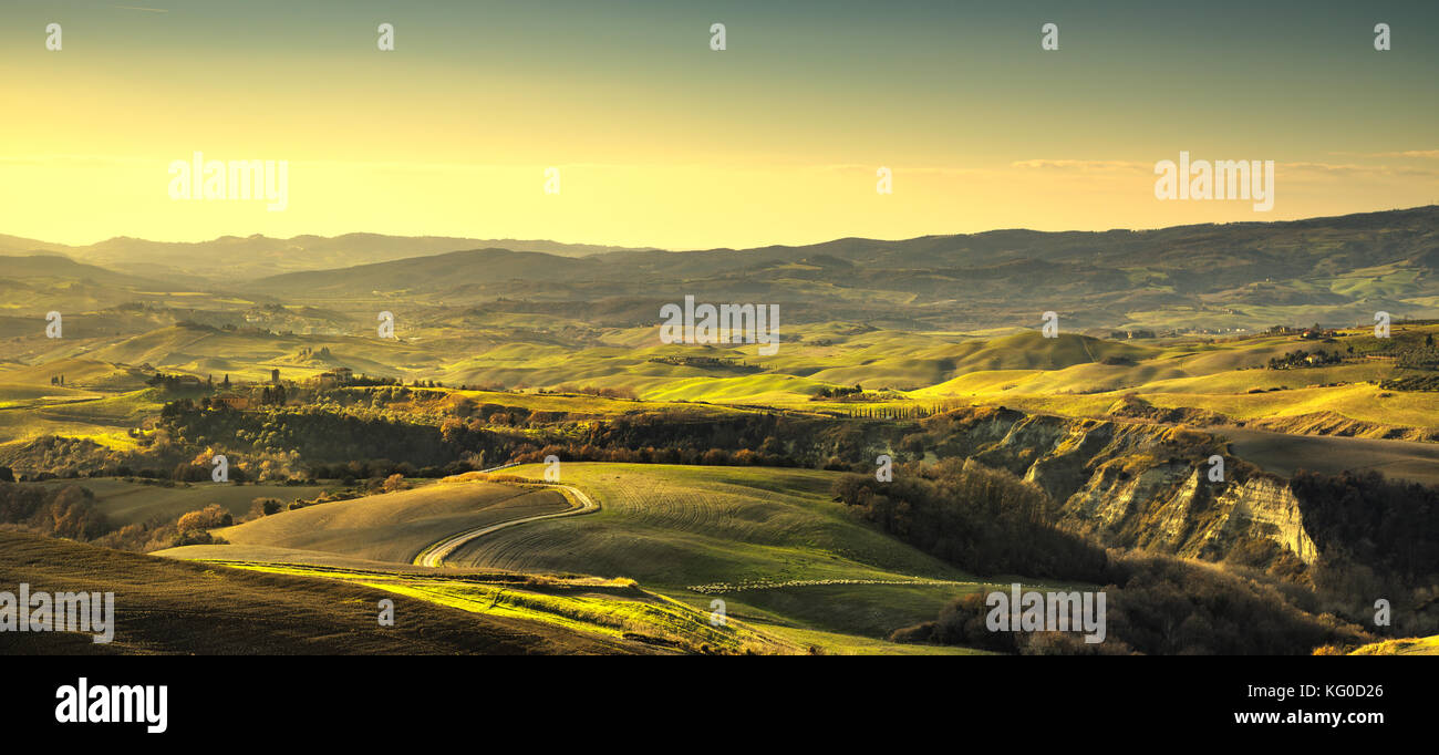 Volterra panorama, colline e prati verdi. TOSCANA ITALIA, EUROPA Foto Stock