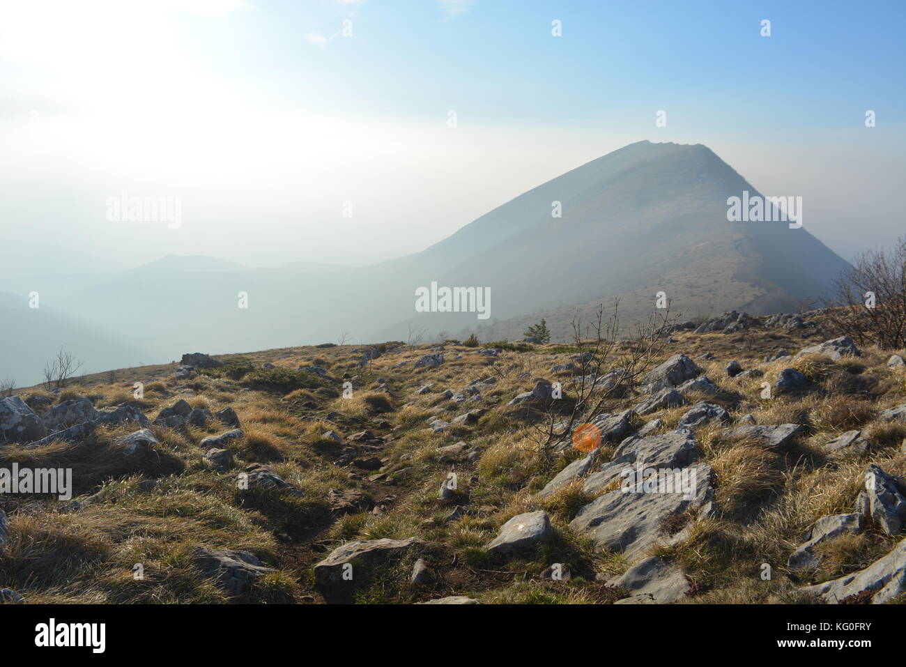 Impostazione di sun verso il basso sulla suva planina nel sud-est della Serbia Foto Stock