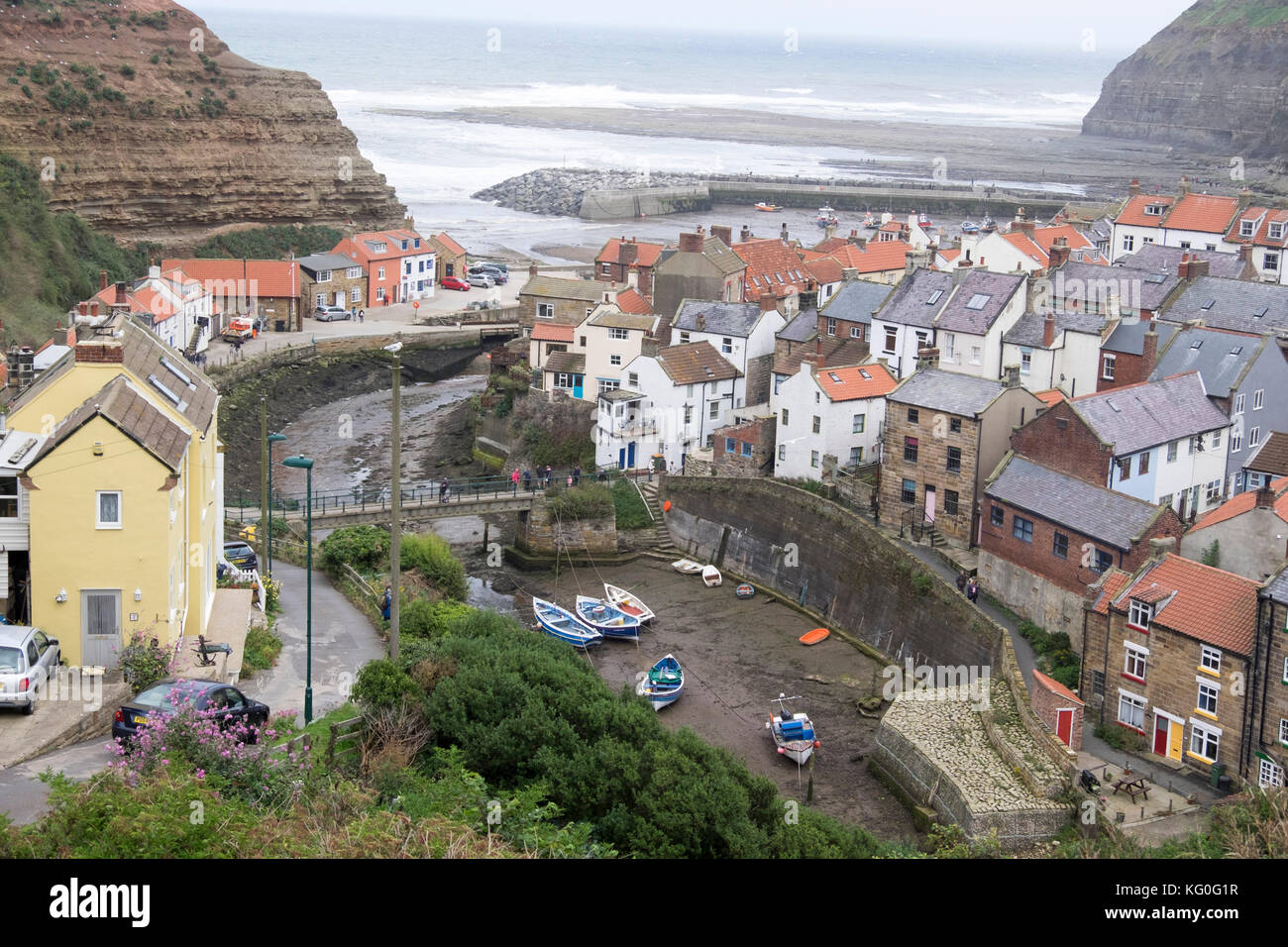 Vista guardando verso il basso sulla città di staithes, North Yorkshire Foto Stock