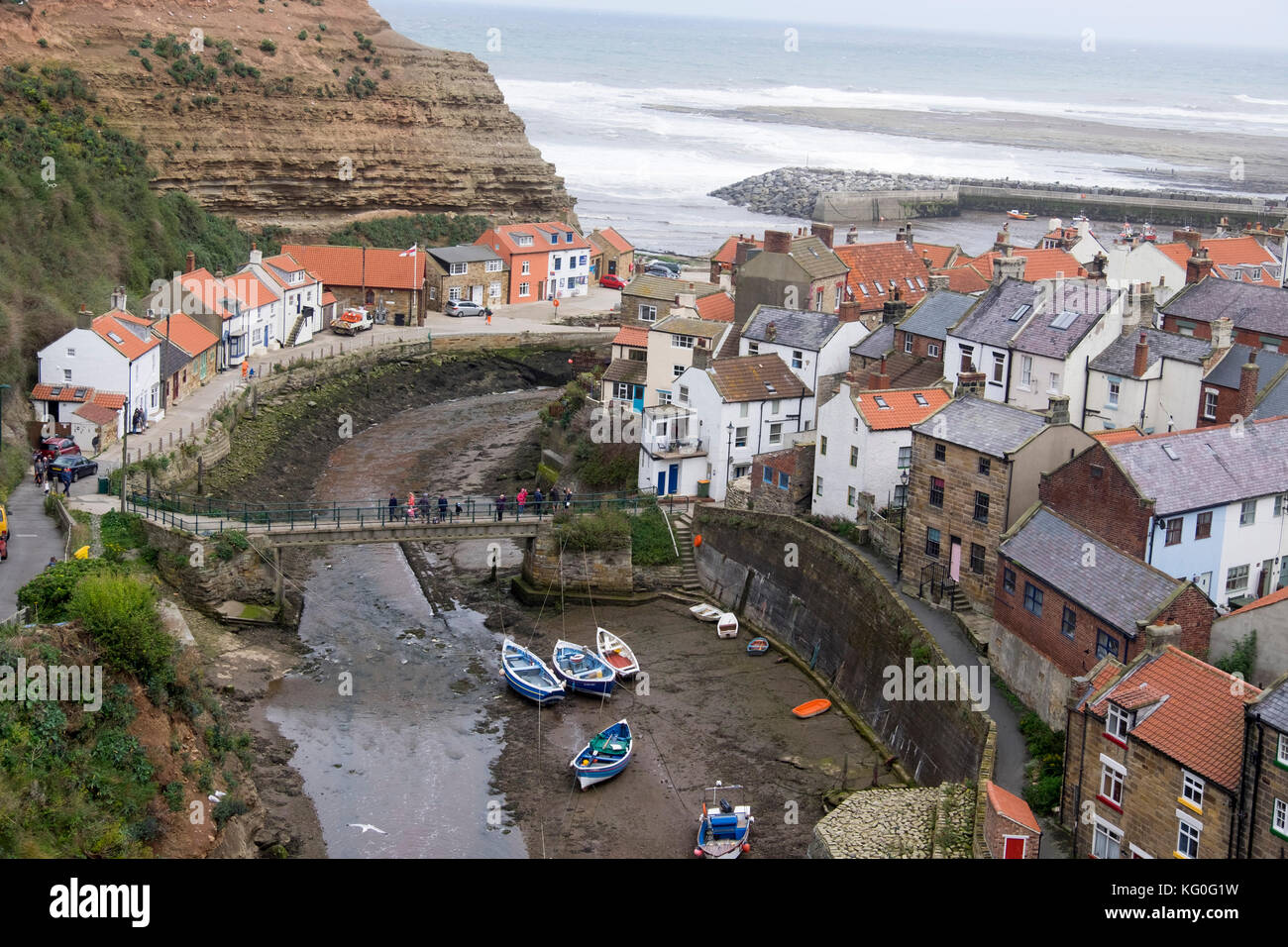 Vista guardando verso il basso sulla città di staithes, North Yorkshire Foto Stock