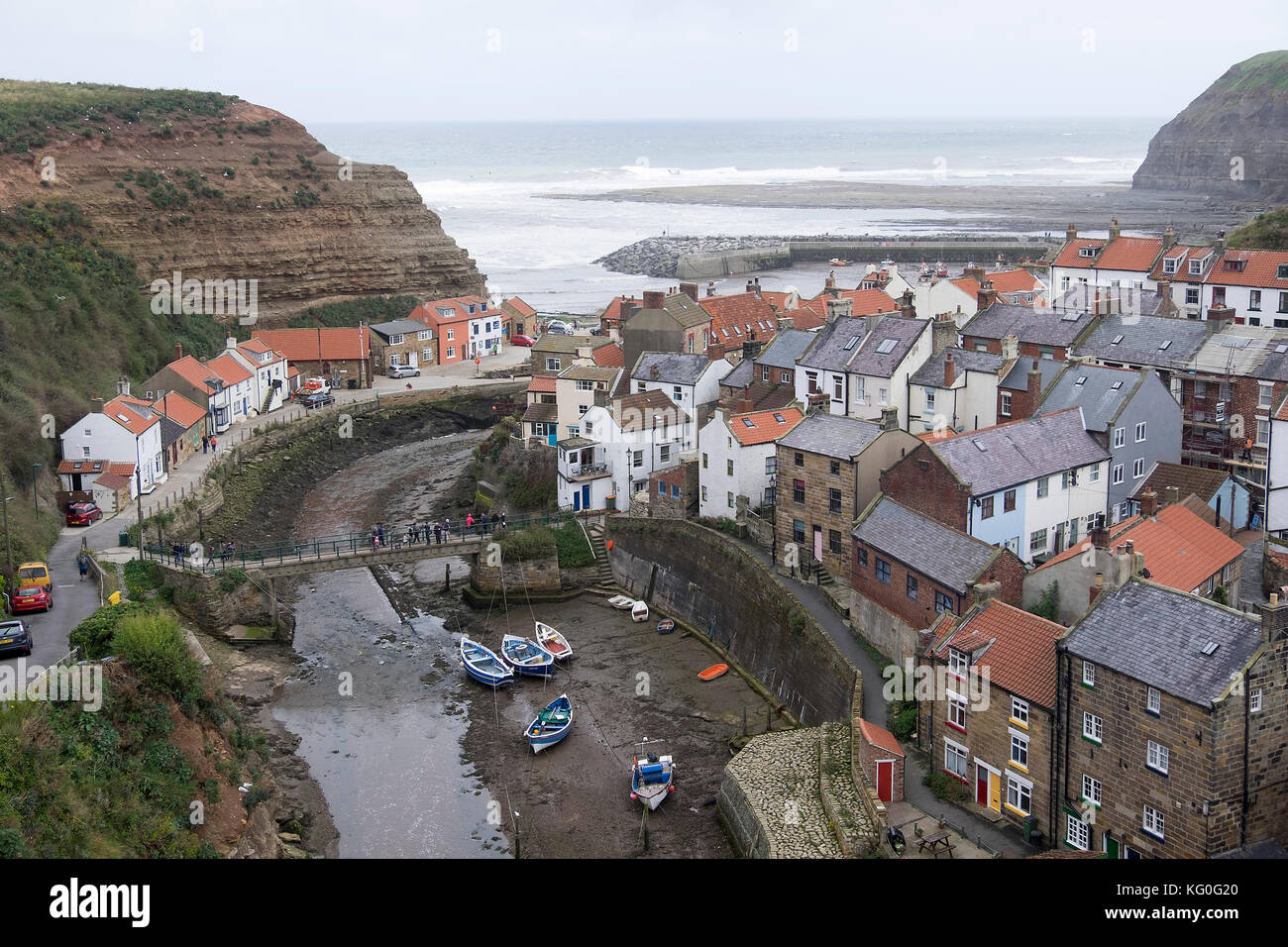 Vista guardando verso il basso sulla città di staithes, North Yorkshire Foto Stock