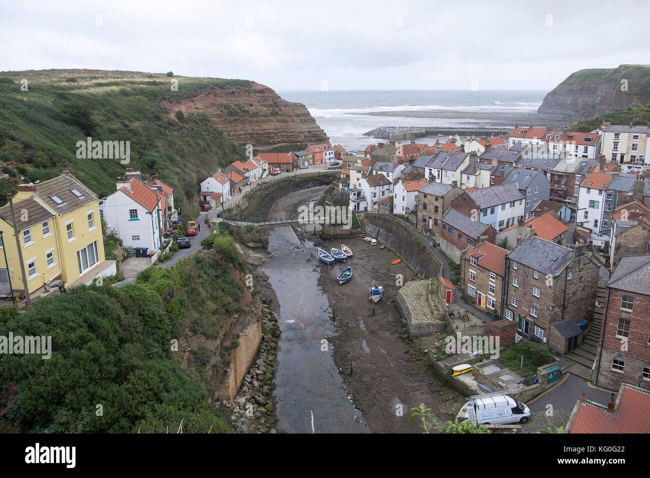Vista guardando verso il basso sulla città di staithes, North Yorkshire Foto Stock