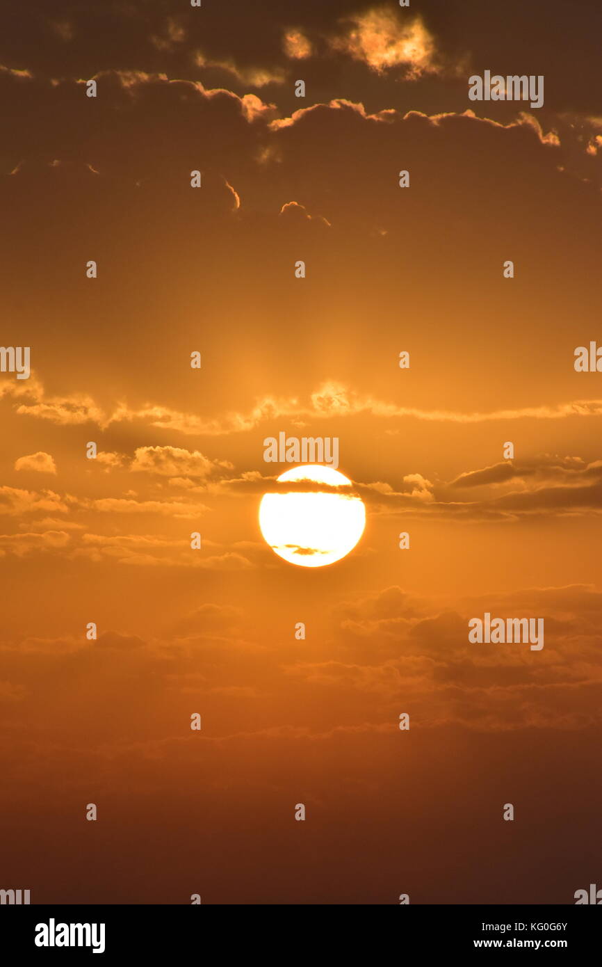 Il sole tramonta sulla penisola di Sithonia, Grecia Foto Stock