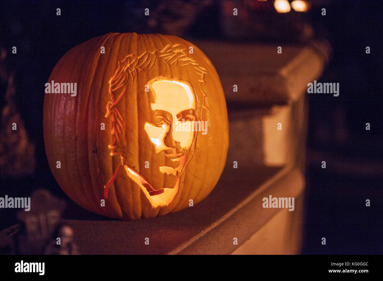 E per il divertimento di tutta la famiglia attività - Zucca di halloween jack-o-lanterne intagliate con la faccia di bob marley da natty dread copertina album Foto Stock