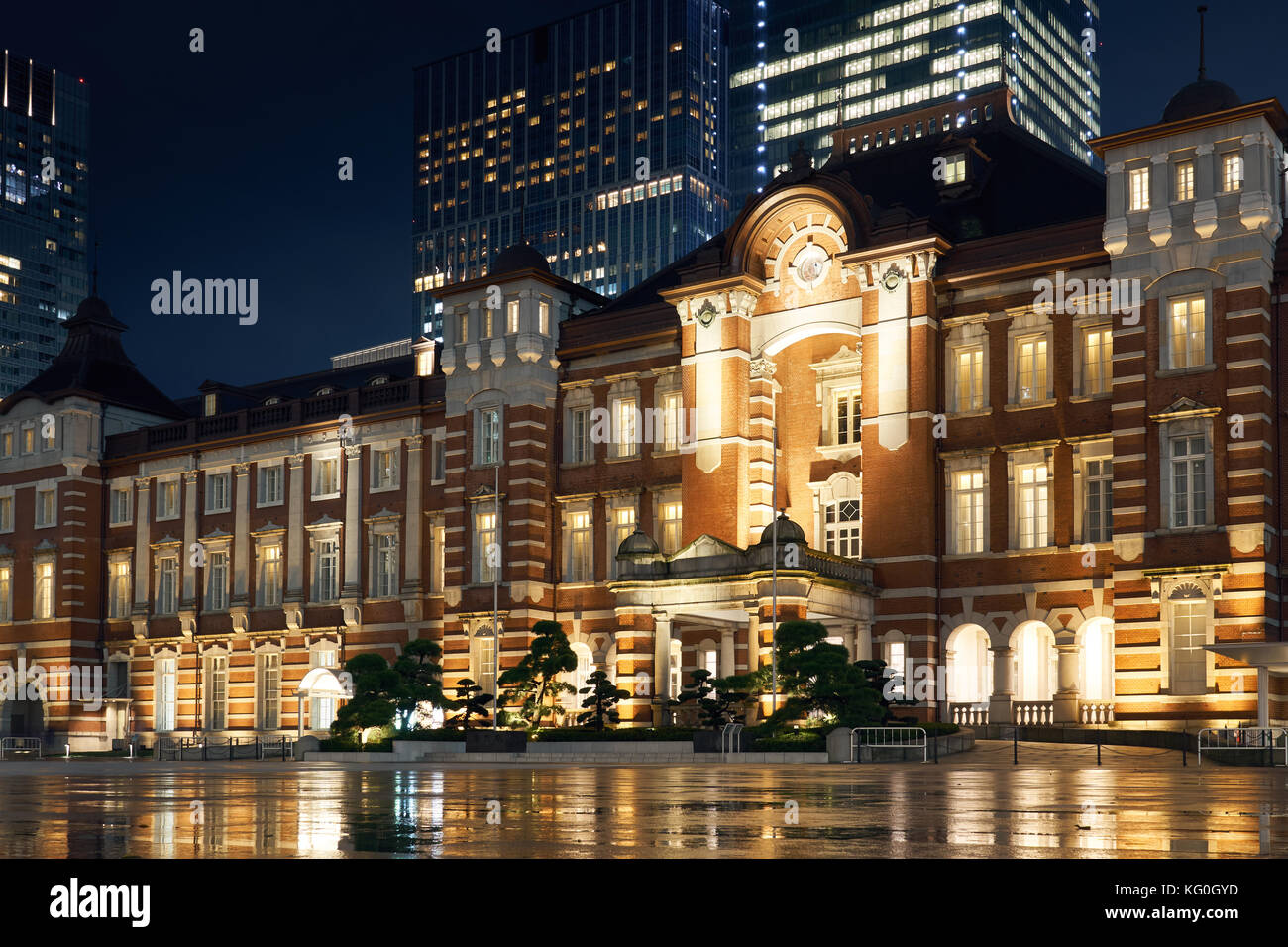La vista notturna della stazione di Tokyo con i grattacieli di marunouchi sotto un azzurro cielo di sera. photoed a Tokyo in Giappone. Foto Stock