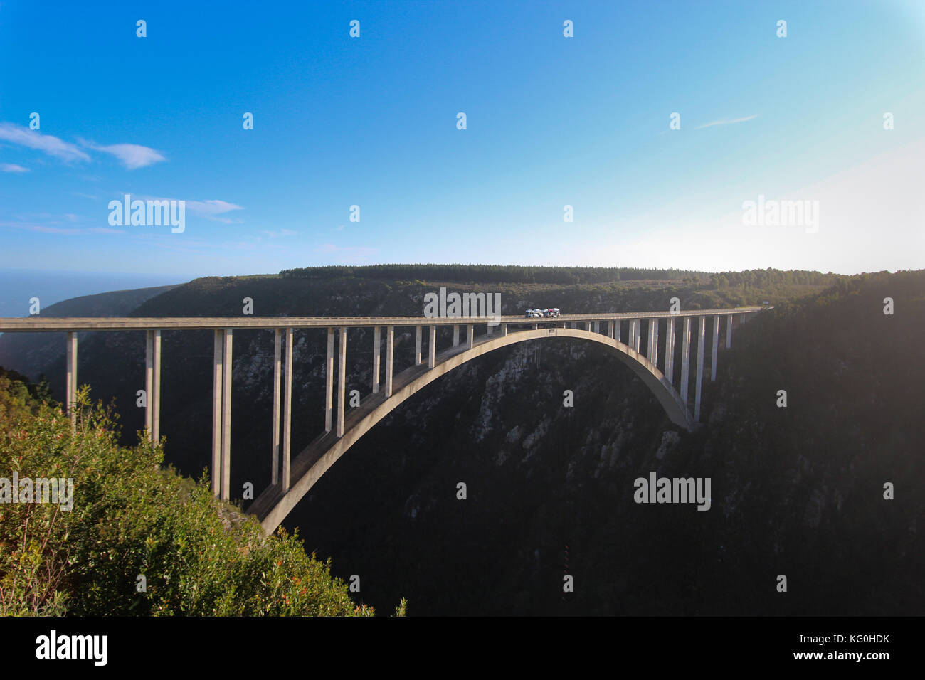 Il bloukrans bridge è un ponte di arco situato vicino la natura della valle, Western Cape, Sud Africa. Foto Stock