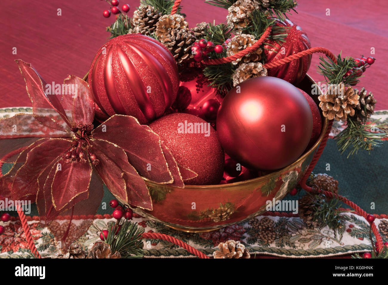 Addobbi natale nel recipiente di ottone in orizzontale Foto Stock