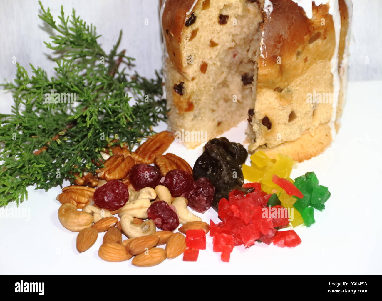 Pane dolce Natale pudding cin frutta secca e glassata e bevande frizzanti Foto Stock
