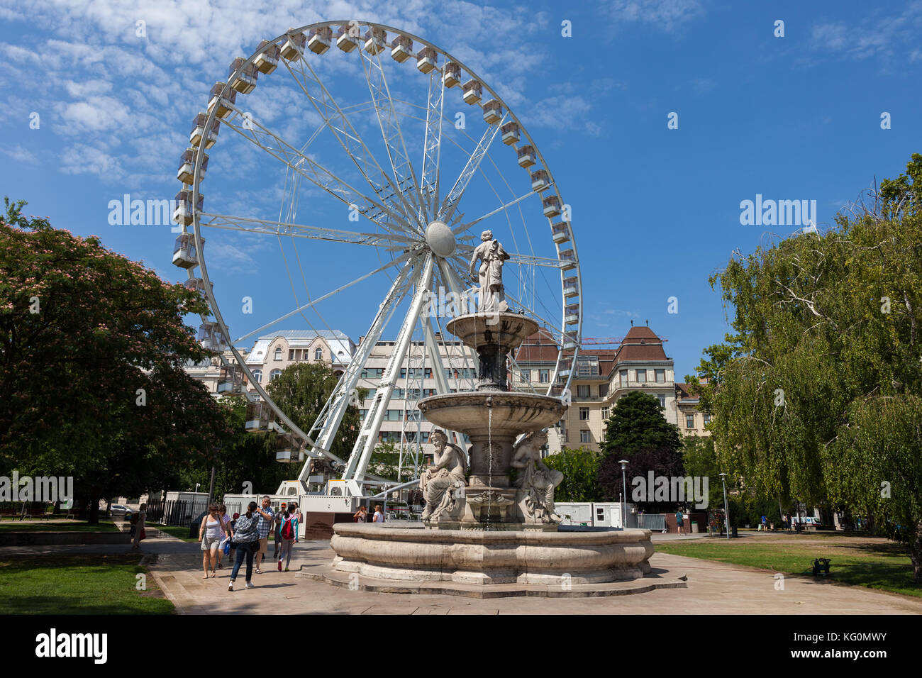 Ungheria, città di Budapest, ruota panoramica Ferris chiamato Occhio di Budapest e Danubius Fontana sulla Piazza di Elizabeth (Erzsébet tér). Foto Stock