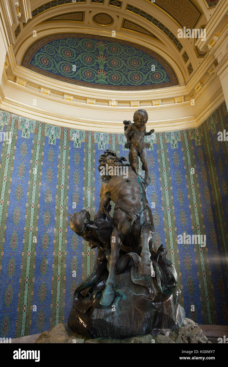 Il centauro statua e Fontana di Jozsef Rona pesca chiamato Triton in Szechenyi Bagni Termali lobby, Budapest, Ungheria Foto Stock