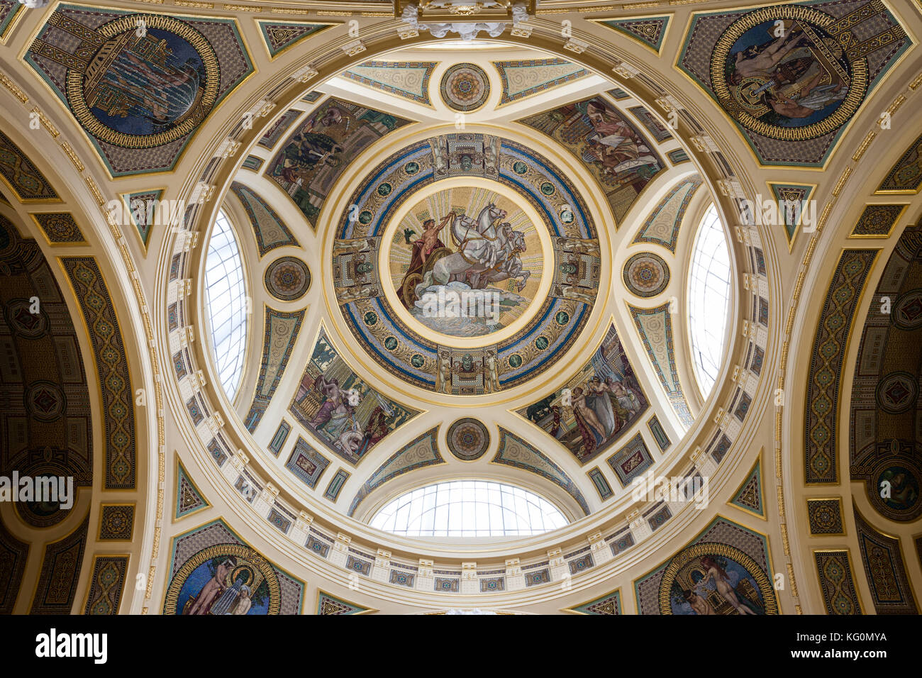 Szechenyi bagni interni lobby a Budapest, Ungheria, soffitto con cupola, il mosaico centrale con il dio sole Helios sulla sua Quadriga Foto Stock